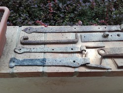 Antik kovácsolt vas kapu pántok és különböző elemek ( 4 kg )