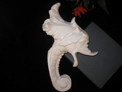 Porcelán sárkány  , falra akasztható  , 25 x 15 x 13 cm 