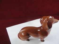 Aquincumi porcelán figurális szobor, tacskó kutya.