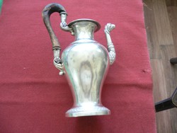 Bécsi antik ezüst kávé-tej kiöntő. Talpon mesterjegy. Váza alakú test.Oroszlánfejes csőr. Fa füllel.