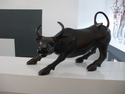Nagyobb méretű bronz bika szobor