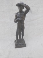 Ifj. Fekete képcsarnokos bronzon figura.