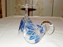 2 db nagyon szép csiszolt kék betétes talpas kristály jellegű üveg pohár