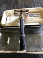 Gillette Black Beauty antik borotva dobozában. 