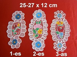 Kézzel hímzett, riselt Kalocsai mintás terítő 25-27 x 12 cm