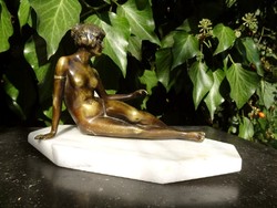 Női akt bronz szobor Fehér márvány talapzaton