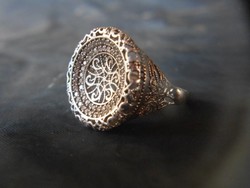 Jelzett, áttört mintás ezüst gyűrű. Igazán különleges, 925-ös tisztaságú, kifinomult ékszer.
