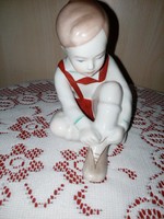 Cipőt fűző fiú, aquincum hibátlan porcelán figurális szobor