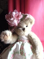 Bearington maci rózsás ruhácskában, rózsás kalapban 
