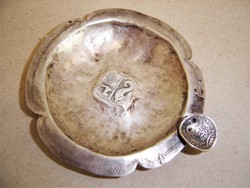 Antik perui vastag ezüstpénzből kikalapált, nyújtott ezüst hamutartó