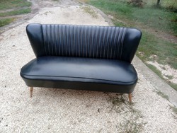 Szép állapotú retro 60-as évekbeli műbőr kis kanapé  / sky kanapé