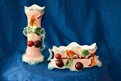 From 1850-1890, alt wien, vase and centerpiece of Austrian majolica, damaged.