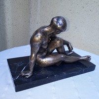 Simon Ferenc szobrászművész által készített ülő lány alakot ábrázoló szobor eladó