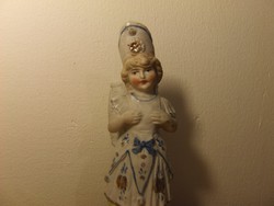 Bájos kislány, kis hölgy biszkvit porcelán figura kosárkával a hátán