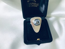 Modern ezüst gyűrű hematit kővel