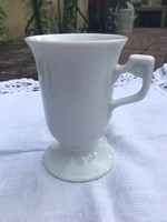 Fehér talpas porcelán cappuccinos csésze különleges füllel