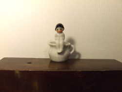 Antik jelzett mini, miniatűr porcelán fürdős baba-mini Frozen Charlie baba bilin ülve