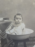 Régi gyerek fotó vintage fénykép kislány lavórban képeslap