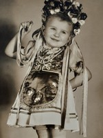 Régi gyerek fotó vintage fénykép kislány népviseletben Újvidék 