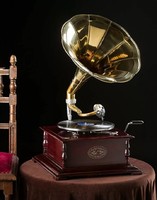 Tölcséres gramofon hanglejátszó készülék ( 4 szöglet alakú)