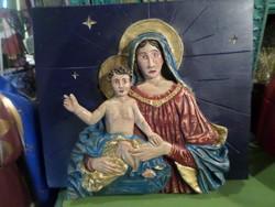 39 x 33 x 5 cm-es , falapból kifaragott Mária a kis Jézussal .