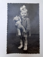 Régi gyerek fotó vintage fénykép kislány mackóval