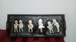 Régi fa kínáló közepén üvegre festett baba figurákkal