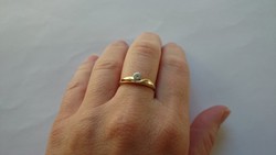 B17 - Fémjelzett 14 karátos arany gyűrű fehér arannyal és egy kis kővel 