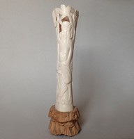 Régi, kínai motívumos csont faragás faragott figura szobor csontfaragás fa talpon 