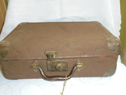 Régi kulcsos kisbőrönd/koffer