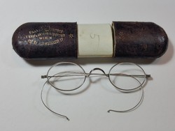 Hibátlan antik szemüveg a saját eredeti tokjával 0-ás üveggel. Antique glasses with its case