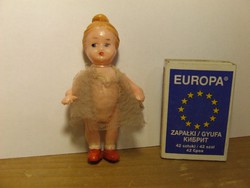 Régi antik mini, miniatűr baba eredeti ruhájában-babaház méretű