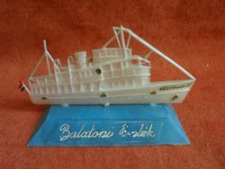 Balatoni emlék műanyag hajó