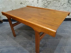 Skandináv stílusú retro kávézó asztal