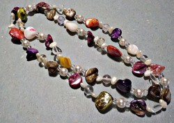 Hosszú színes nyaklánc, tenyésztett gyöngy, tekla, hegyikristály, kagyló gyöngyökből