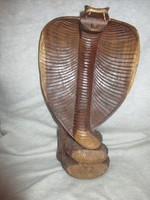 Faragott kobra szobor