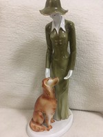 Hollóházi porcelán kalapos hölgy kutyával