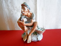 Különleges és ritka, jelzett biszkvit nagy porcelán figura: pipázó halász férfi