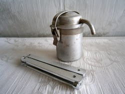 Régi mini alumínium kávéfőző és egy összecsukható bicska, kés