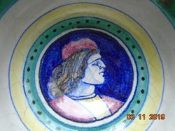 Kézzel festett Reneszánsz férfi portréval,halpikkellyel,szignós olasz kerámia