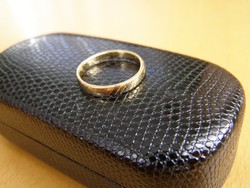 Women's gold wedding ring