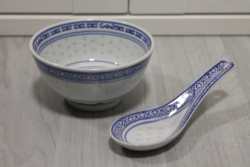 Kisebb méretű kínai porcelán rizstál, levesestál kanállal együtt 