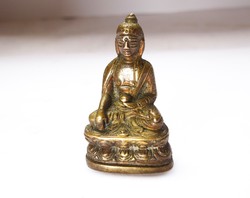 Kisméretű aranyozott bronz Buddha szobor.