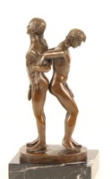 2 meztelen férfi egymásnak háttal- erotikus akt  bronzszobor