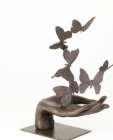 Pillangókat elengedő kéz-bronzszobor 
