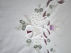 Fehér tobozos, lila gyertyás asztalterítő, 80 x 80 cm