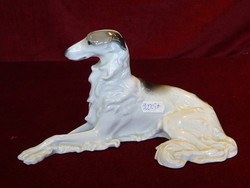 Német porcelán kutya, vitrin minőség, 22 cm hosszú.