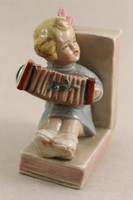Német porcelán harmonikás kislány könyvtartó G100