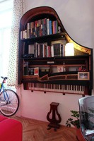 Zongora elefántcsont billentyű, fa, húrok, acéltőke alkatrésznek sérült hangszer