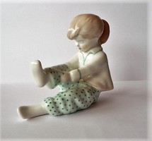 Ritka festésű aquincumi pöttyös nadrágos öltözködő kislány 